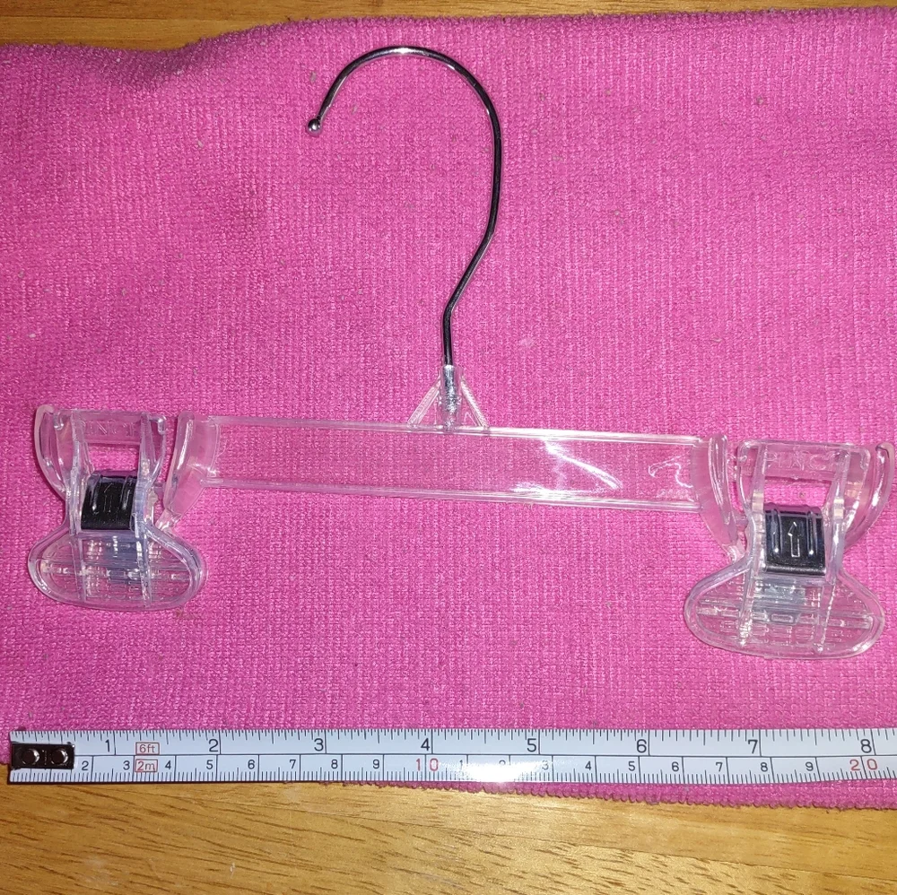18 Plastic Retail Hangers